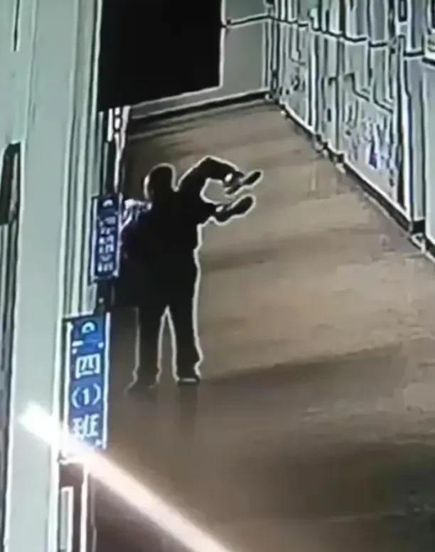瑞安林老師事件最可憐的其實是那個噴水的孩子他無權(quán)選擇父親(圖4)